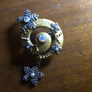 🎄DD Snowflakes Costume Pin- 690 $20 or $15 w/offer